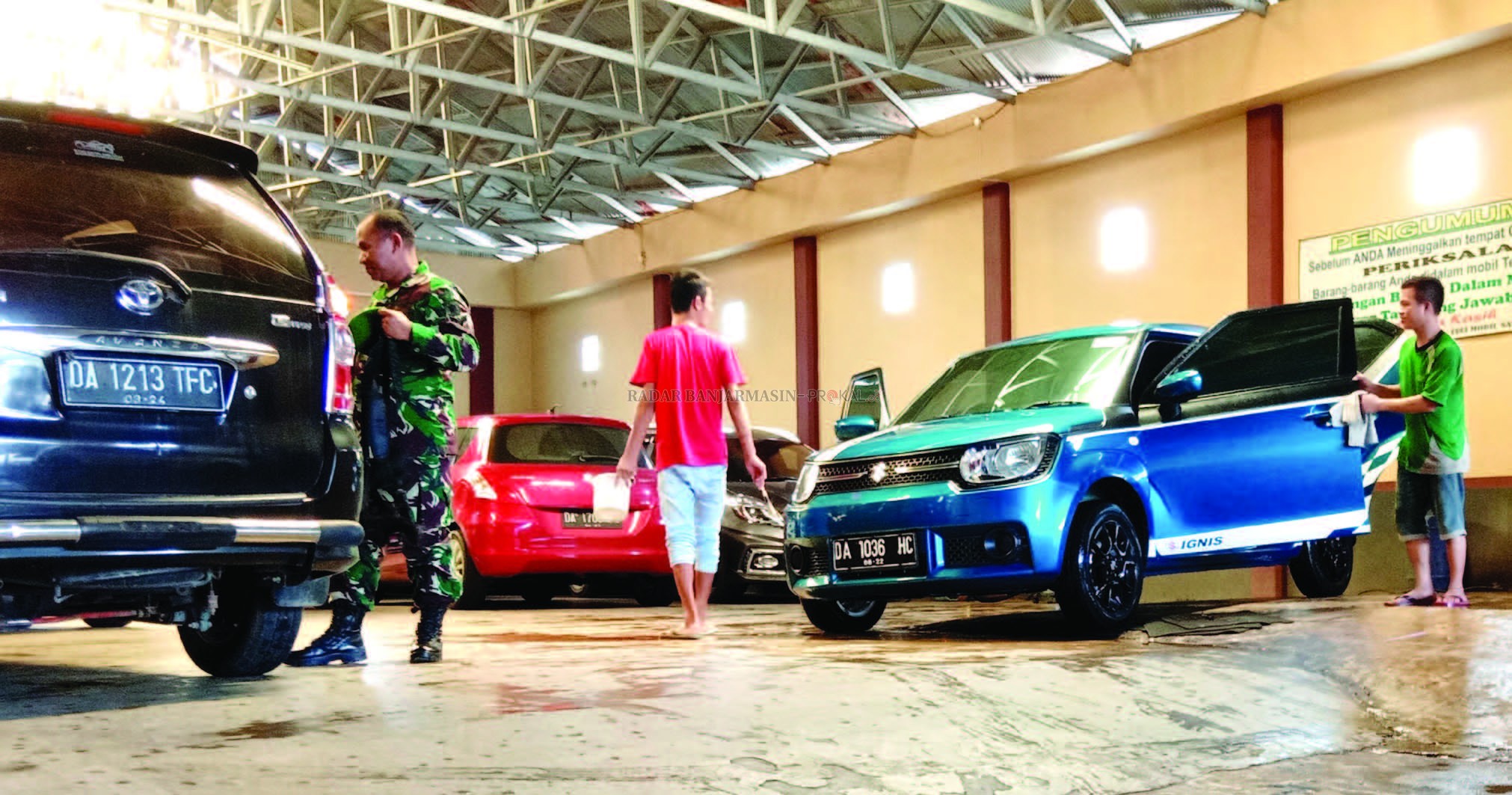 RAMAI: Bisnis pencucian mobil di Kabupaten Hulu Sungai Utara (HSU) kebanjiran pelanggan pasca arus balik Haul Guru Sekumpul. | FOTO: MUHAMMAD AKBAR/RADAR BANJARMASIN