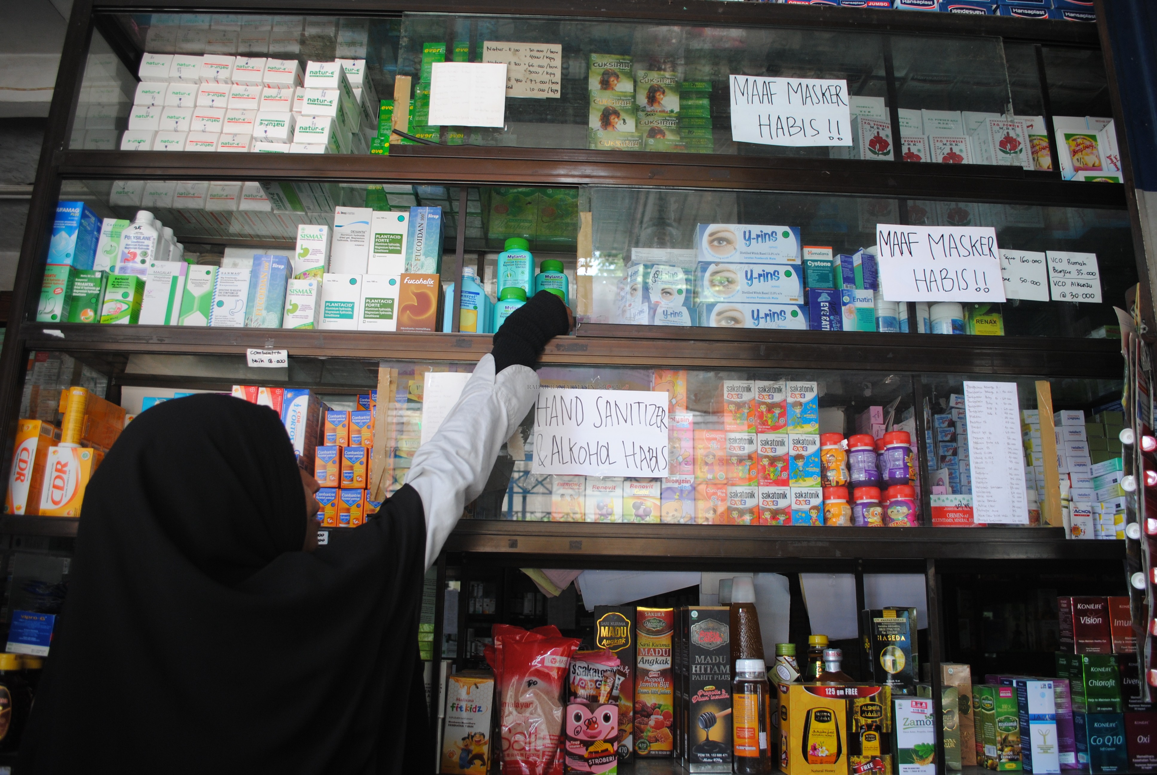 CAPEK MENJAWAB PELANGGAN: Apotek Thaibah di Pasar Bauntung Banjarbaru dalam sebulan terakhir tak lagi bisa melayani pembelian masker. Hand sanitizer juga habis. |  FOTO: SUTRISNO/RADAR BANJARMASIN