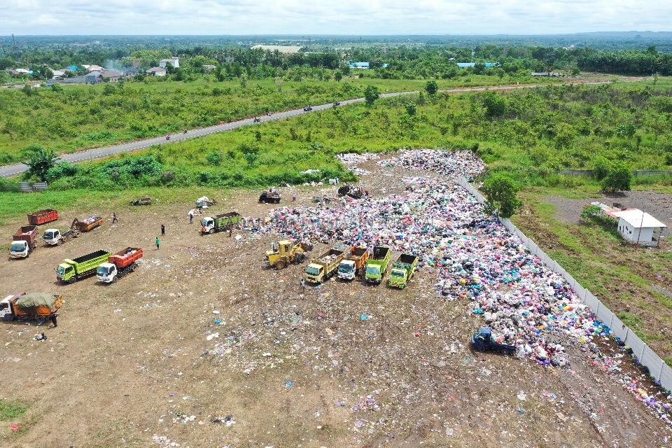 MENUMPUK: Tumpukan sampah dari acara Haul ke-15 Guru Sekumpul saat dikumpulkan di kawasan Alkah Muhibbin, Sekumpul, sebelum diangkut ke Tempat pembuangan akhir. Momen tahunan di Martapura seperti Haul Sekumpul selalu dihadiri jutaan jemaah. |  FOTO: DINAS