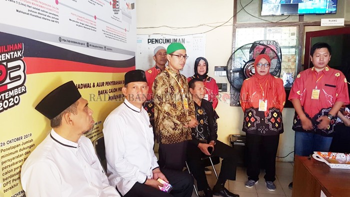 CARI DUKUNGAN: Burhanudin (duduk dua dari kiri) Yandi Kamitono (tengah).