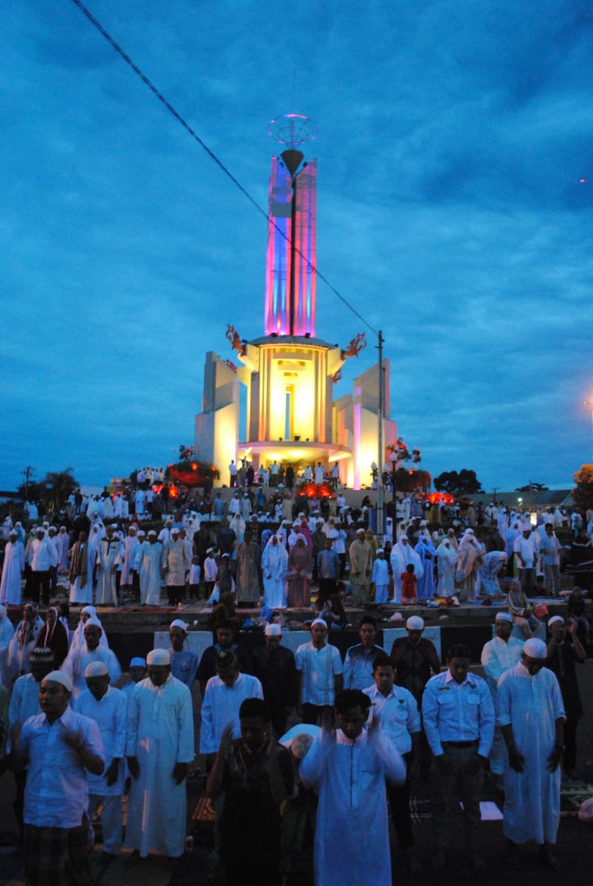 MELUBER: Ratusan jemaah haul Abah Guru Sekumpul ke-15 beberapa waktu lalu memadati kawasan Tugu Simpang Empat Banjarbaru. (Foto- Sutrisno Radar)