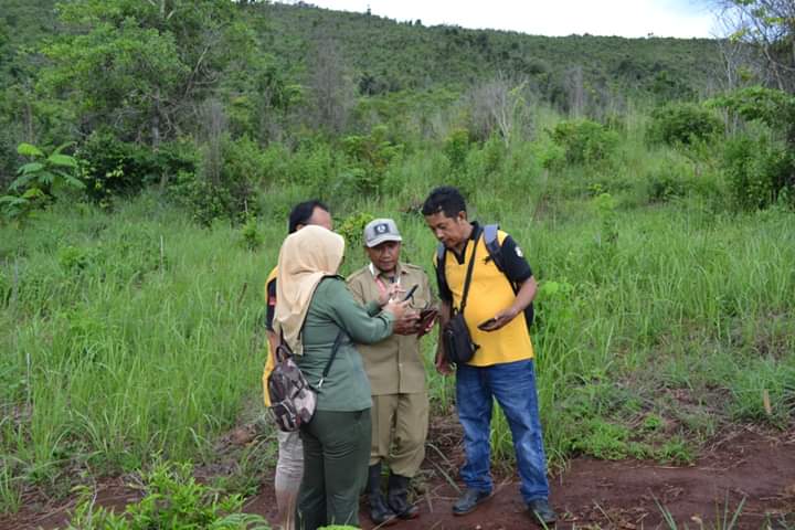BELAJAR MENGAWASI: Para pengawas Rehab DAS Wilayah Tahura Sultan Adam, Mandiangin saat belajar metode pengawasan dan pelaporan hasil monitoring di lapangan. | FOTO: DISHUT KALSEL