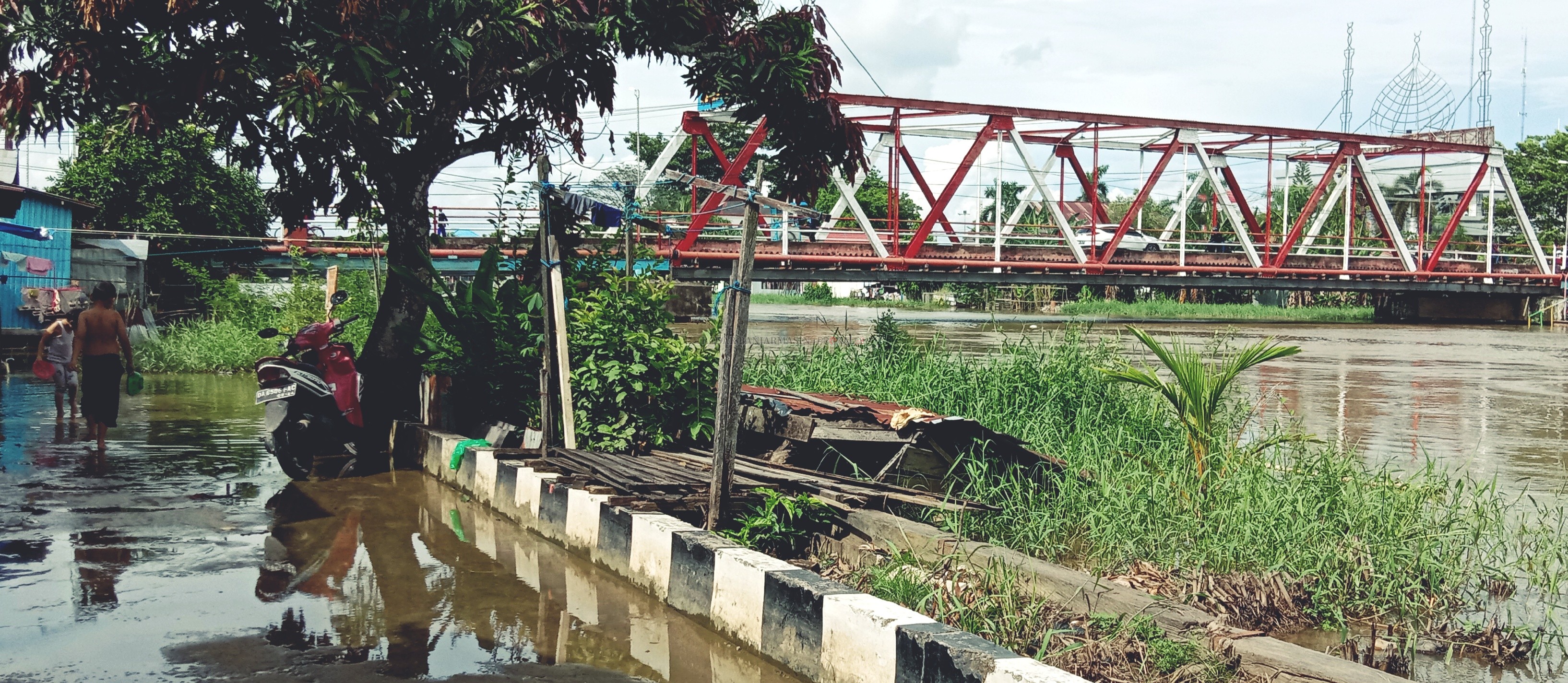 WASPADA: Jembatan Paliwara Kecamatan Amuntai Tengah. HSU menjadi salah satu kabupaten yang terancam cuaca ekstrem. | FOTO: M AKBAR/RADAR BANJARMASIN