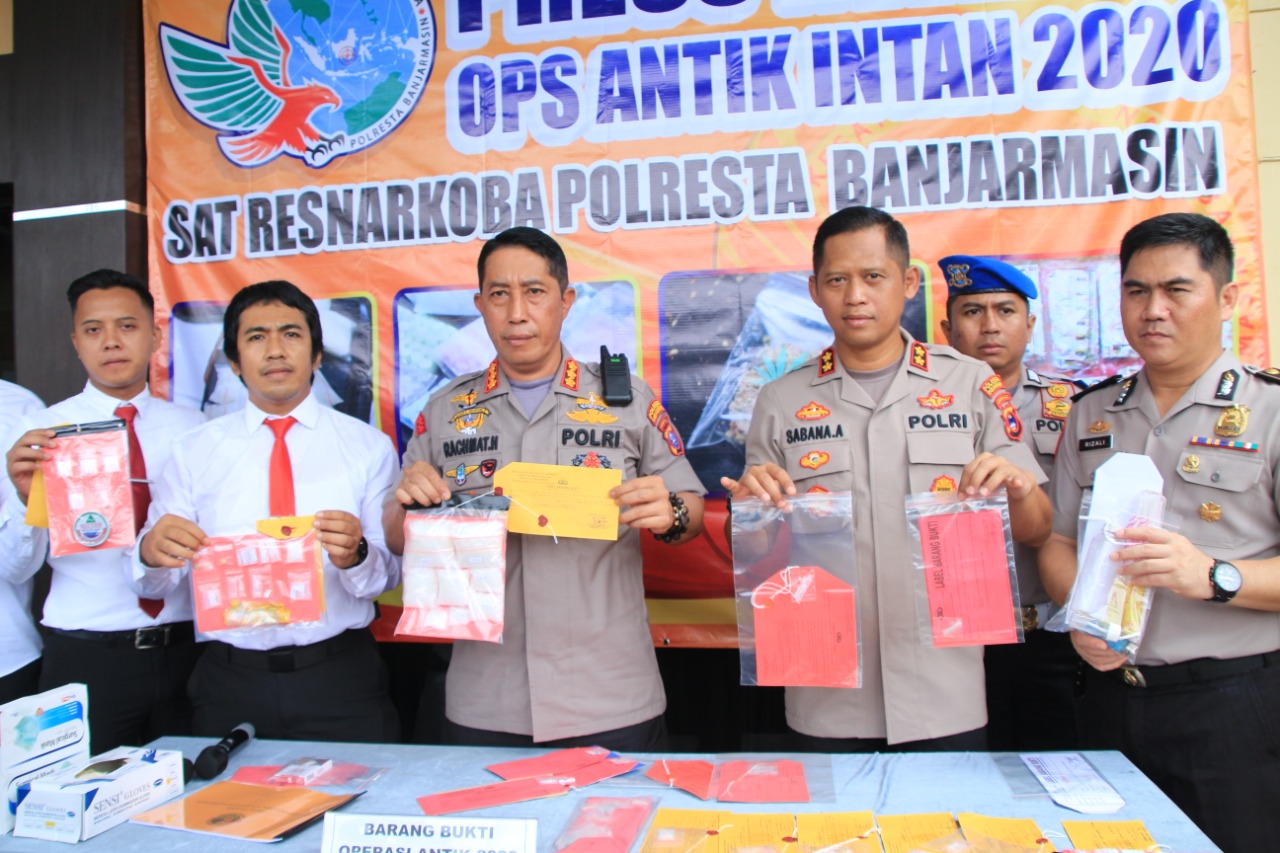 BARANG HARAM: Kapolresta Banjarmasin Kombes Pol Rachmat Hendrawan, Waka Polresta AKBP Sabana Atmojo dan Kasat Resnarkoba Kompol Wahyu Hidayat menunjukkan barbuk yang disita selama operasi. | FOTO: HUMAS POLRESTA BANJARMASIN FOR RADAR BANJARMASIN
