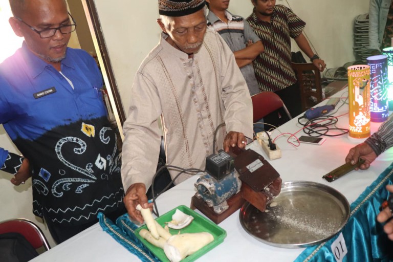 LOMBA INOVASI: Belasan peserta dari 6 kecamatan dan 1 perguruan tinggi mengikuti Lomba Inovasi Teknologi Tepat Guna yang digelar oleh Dinas Pemberdayaan Masyarakat dan Desa (PMD) Kabupaten Tanah Bumbu, di Sekretariat PKK Kecamatan Simpang Empat, Kamis (5/