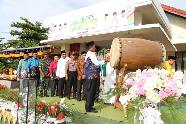 PEMBUKAAN: Bupati Tala Sukamta melakukan pemukulan bedug saat pembukaan STQ di Desa Handil Babirik Kecamatan Bumi Makmur.