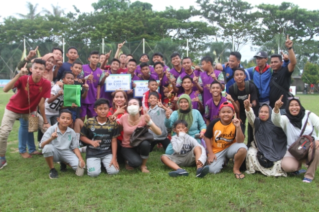 MEMBANGGAKAN – Para penggawa SSB Junior 2000 didampingi orang tua masing-masing usai menjadi juara Kejuaraan Sepak Bola HMC Cup U-16 2020 di Banjarbaru, Senin (9/3)