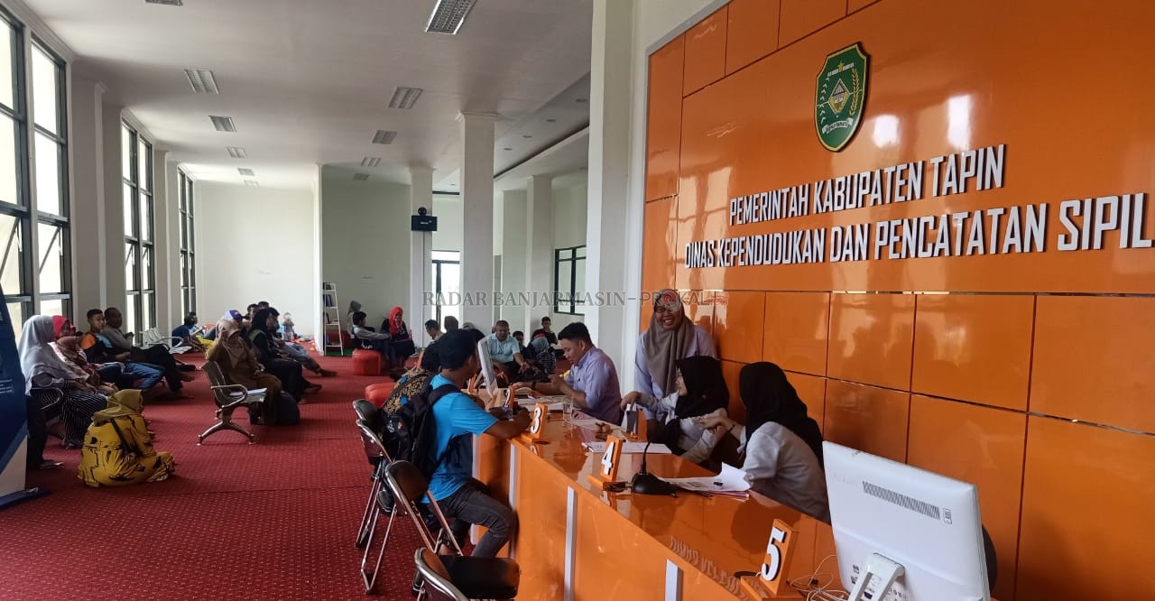 Dinas Kependudukan dan Pencatatan Sipil (Disdukcapil) menempati kantor baru di kawasan Rantau Baru. Bukan cuma gedung yang baru, pelayanan pun dikembangkan, tidak sebatas urusan Dukcapil.