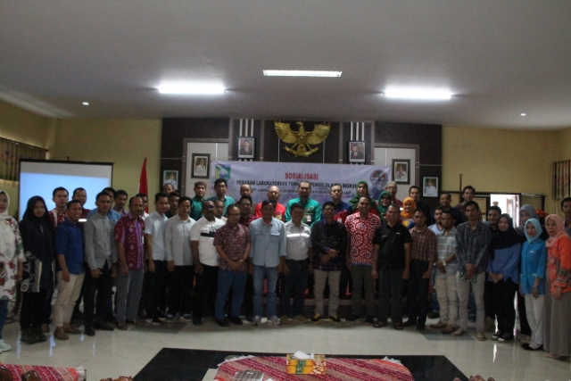 FOTO BERSAMA: Wakil Bupati Tala Abdi Rahman bersama jajarannya dan para pengusaha foto bersama saat Sosialisasi Peranan Pengelolaan Laboratorium Terhadap Lingkungan.