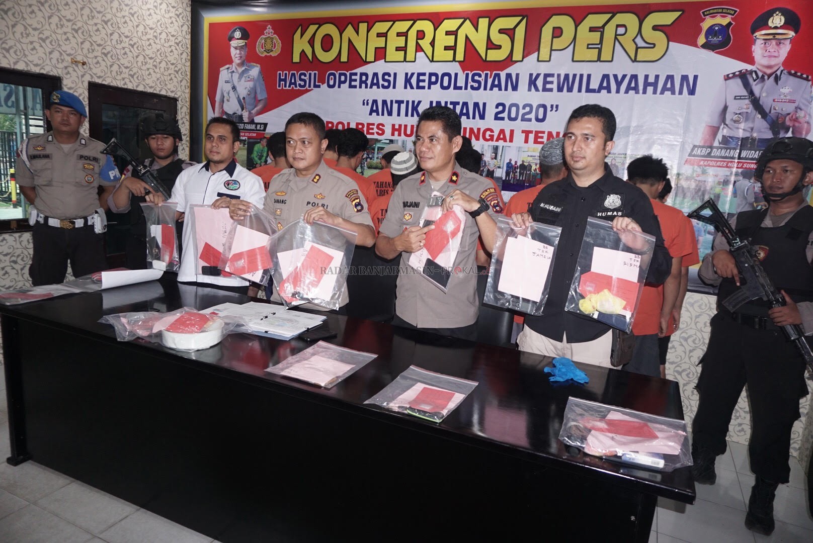 BALIK BADAN: Para tersangka kasus peredaran narkotika dan obat-obatan berbahaya di HST. | FOTO: WAHYU RAMADHAN/RADAR BANJARMASIN