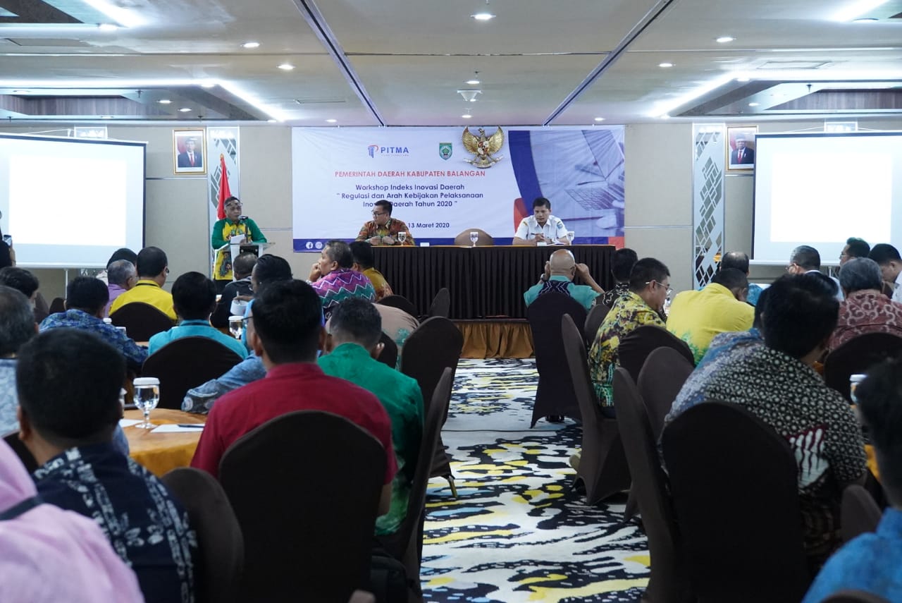 PELATIHAN : Sekdakab Balangan Ir Ruskariadi (kiri) membuka workshop inovasi daerah. | FOTO: WAHYUDI/RADAR BANJARMASIN.