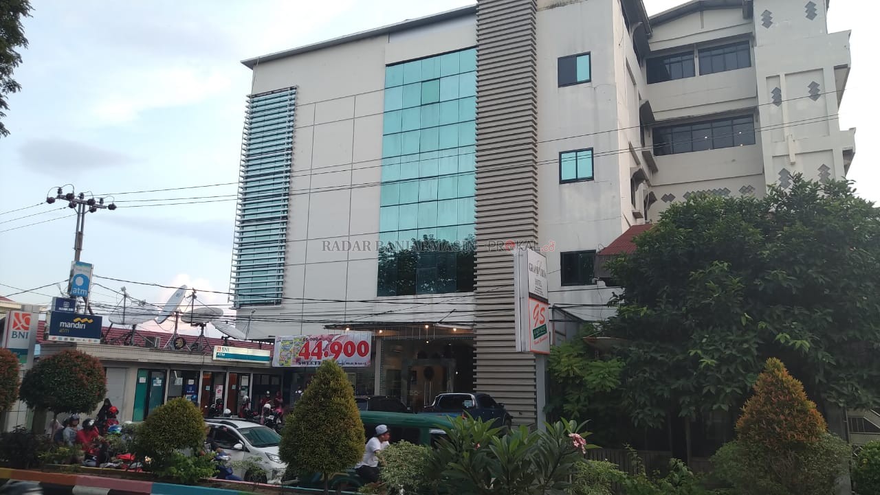 Hotel Grand Surya di Kotabaru, tepat berhadapan dengan Masjid Agung Khusnul Khatimah. Tamu-tamu daerah bisa menginap di hotel termegah di Kotabaru ini. | Foto: Zaylan Shodiqin Abdi/Radar Banjarmasin