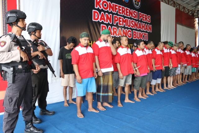 BERBAGAI PROFESI: 38 tersangka kasus narkotika dihadirkan oleh Polres Banjarbaru dalam acara konferensi pers Operasi Antik-Intan 2020 sekaligus pemusnahan barang bukti pada Selasa (10/3) sore di Mapolres Banjarbaru. | Foto: Humas Polres Banjarbaru for Rad