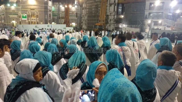 BERIBADAH: Jemaah umrah Indonesia ketika berada di Tanah Suci, sebelum merebaknya wabah Corona yang memaksa Kerajaan Arab Saudi mengambil kebijakan darurat. | FOTO: ENDANG SYARIFUDDIN/RADAR BANJARMASIN