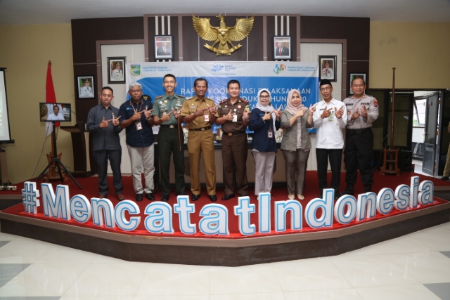 FOTO BERSAMA: Bupati Tala Sukamta bersama Forkopimda dan pihak BPS foto bersama saat launching sensus penduduk online.