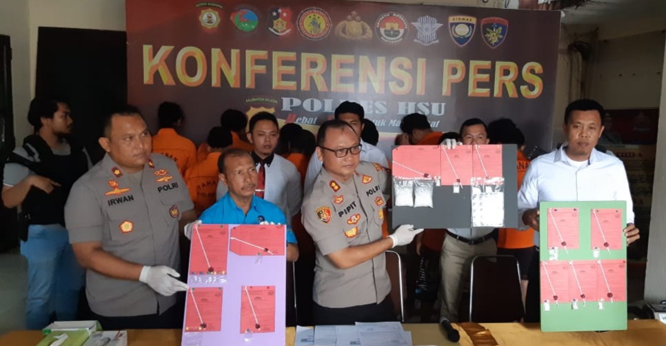 BUKTI: Kapolres HSU, AKBP Pipit Subiyanto SIK menunjukkan barang bukti sabu selama Ops Antik Intan 2020 berlangsung di daerah ini. | Foto: Muhammad Akbar/Radar Banjarmasin