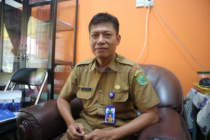 KABID: Kepala Bidang (Kabid) Bina SMP Disdik Tapin, Sugiarto, saat diwawancarai tentang UNBK. Foto by Rasidi Fadli