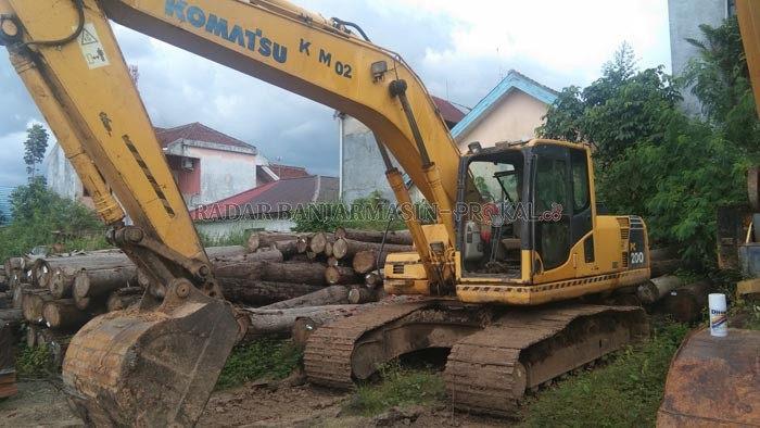 DISITA: Ekskavator yang diamankan dari lokasi tambang ilegal di Desa Beramban, Kecamatan Piani, Tapin. Tampak diparkir di tempat pengumpulan barang bukti Dishut Kalsel di Jalan RO Ulin, Banjarbaru, Jumat (13/3). | FOTO: SUTRISNO/RADAR BANJARMASIN
