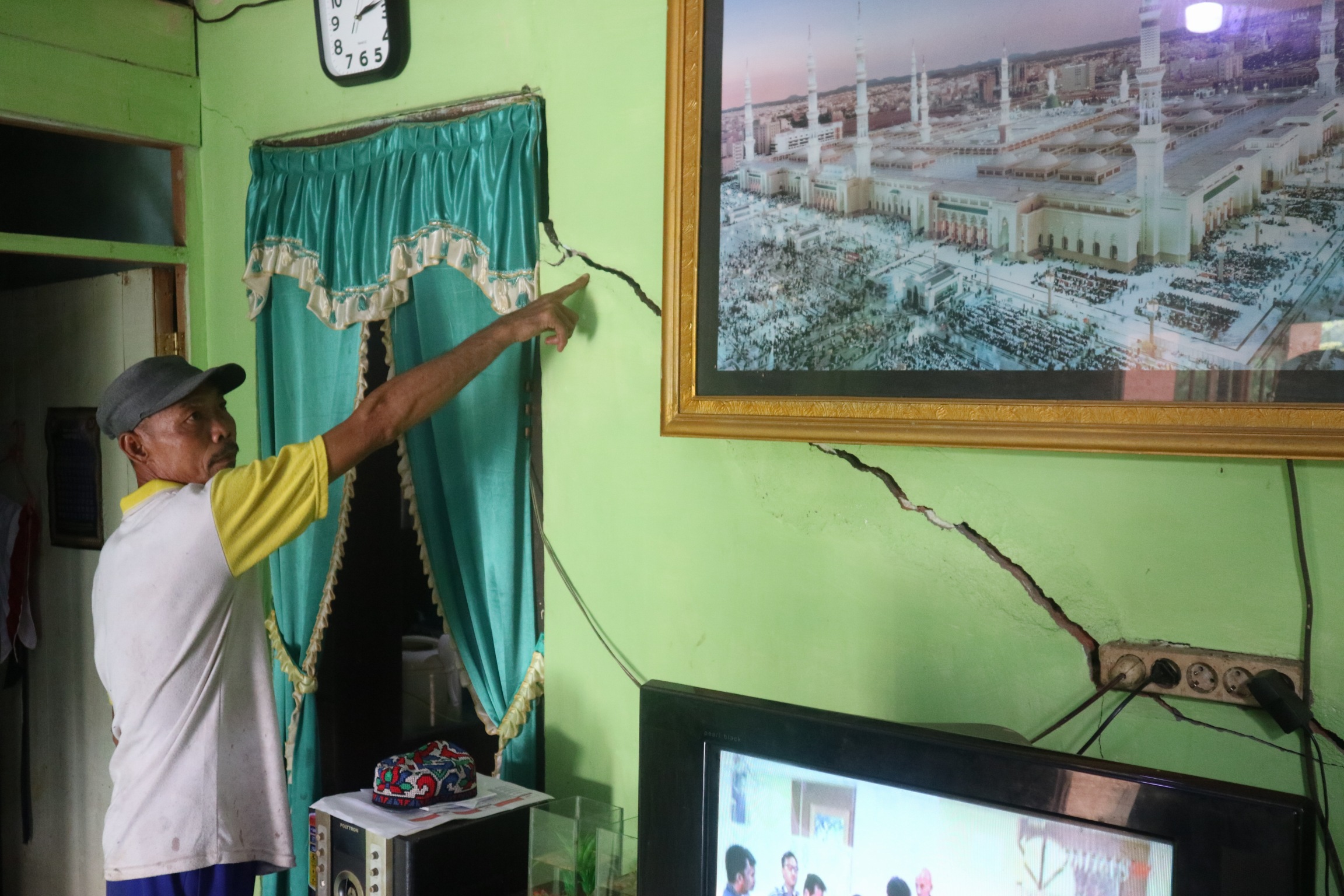 KENA DAMPAK: Warga Desa Pantai Cabe memperlihatkan keretakan dinding yang ada di rumahnya. | Foto:  Rasidi Fadli for Radar Banjarmasin