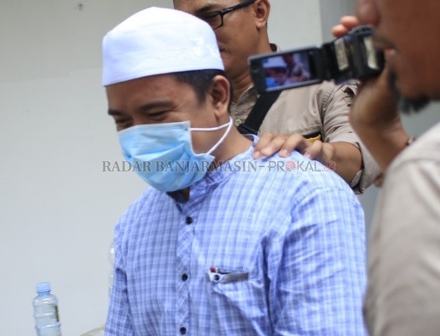JADI TAHANAN: Tersangka dugaan kasus pelecehan pelajar di bawah umur, Gusti Makmur yang juga eks Ketua KPU Banjarmasin ketika digiring menuju Lapas Banjarbaru usai berkasnya dinyatakan P21 oleh Kejaksaan Negeri Banjarbaru pada Selasa (10/3) lalu | Foto: M