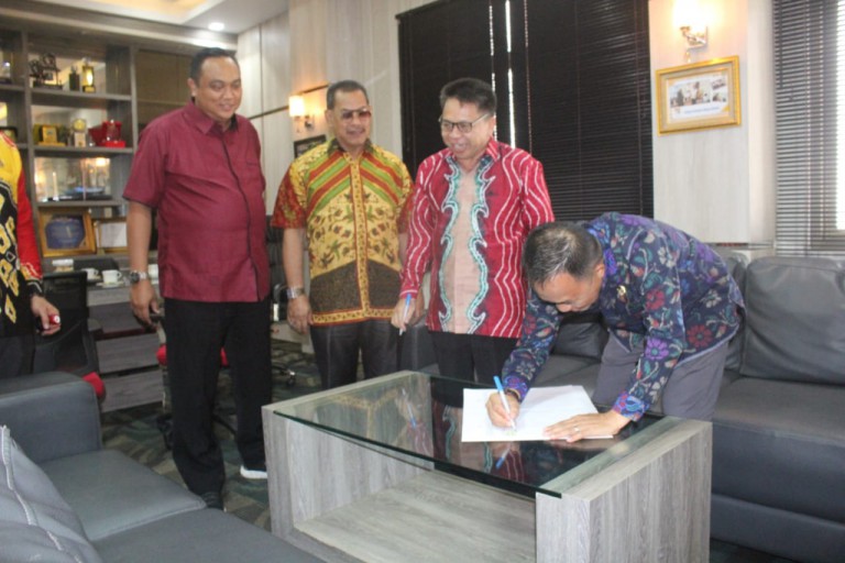 PENANDATANGANAN: Kerja sama program Tridharma Perguruan Tinggi ditandai dengan penandatanganan antara Bupati Tanah Bumbu H Sudian Noor bersama Rektor Uniska MAAB Banjarmasin Abdul Malik, di ruang kerja bupati, Kamis (12/3). | Foto: Diskominfo Tanbu For Ra