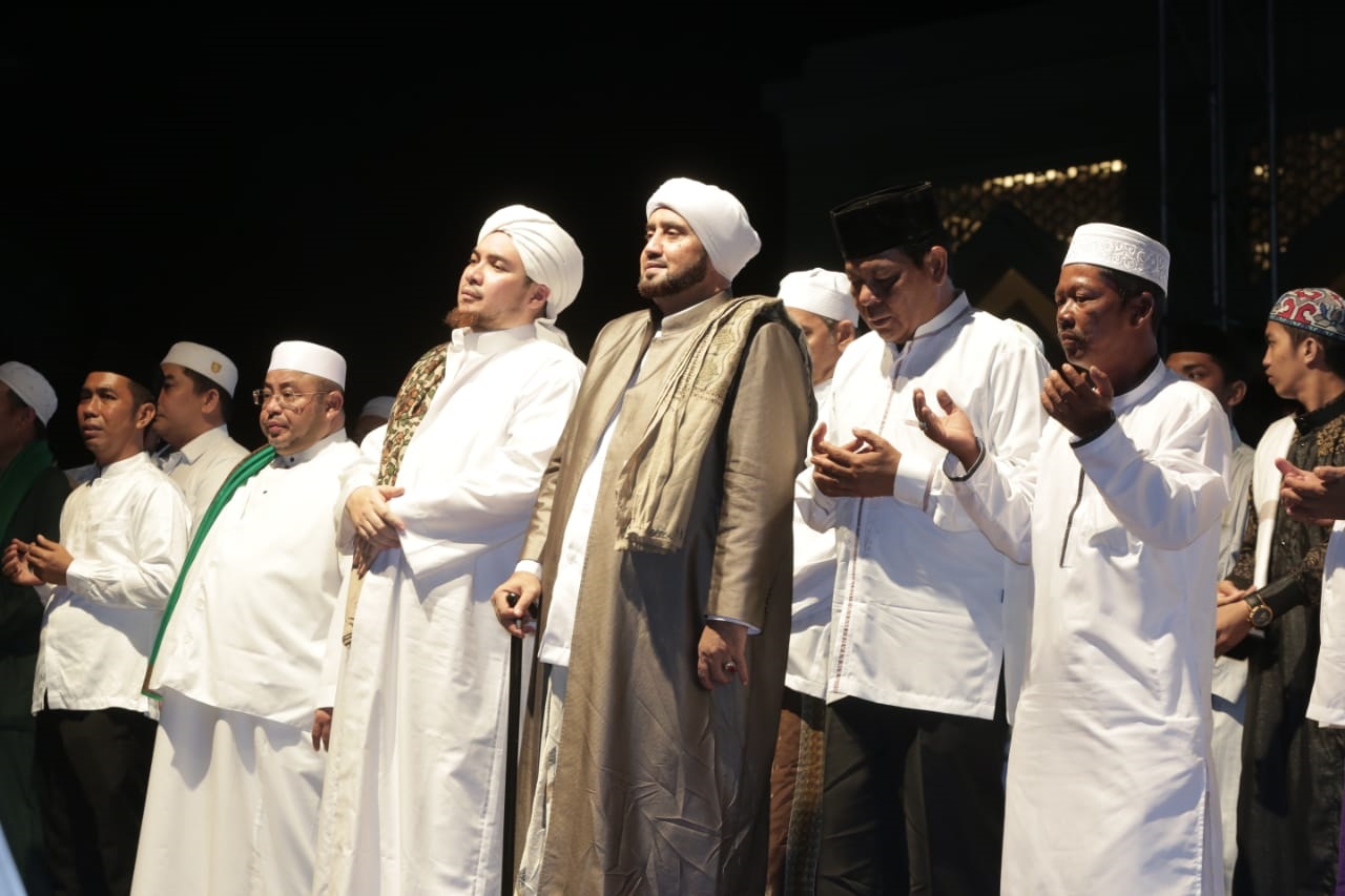 PIMPIN HAUL: Habib Syech bin Abdul Qodir Assegaf dari Solo berselawat dalam rangkaian prosesi Haul ke-3 Almarhumah Hj Wardatul Wartiah Binti H Abdul Somad, Ibunda dari H Andi Syamsuddin. | FOTO: HUMAS PEMPROV KALSEL FOR RADAR BANJARMASIN