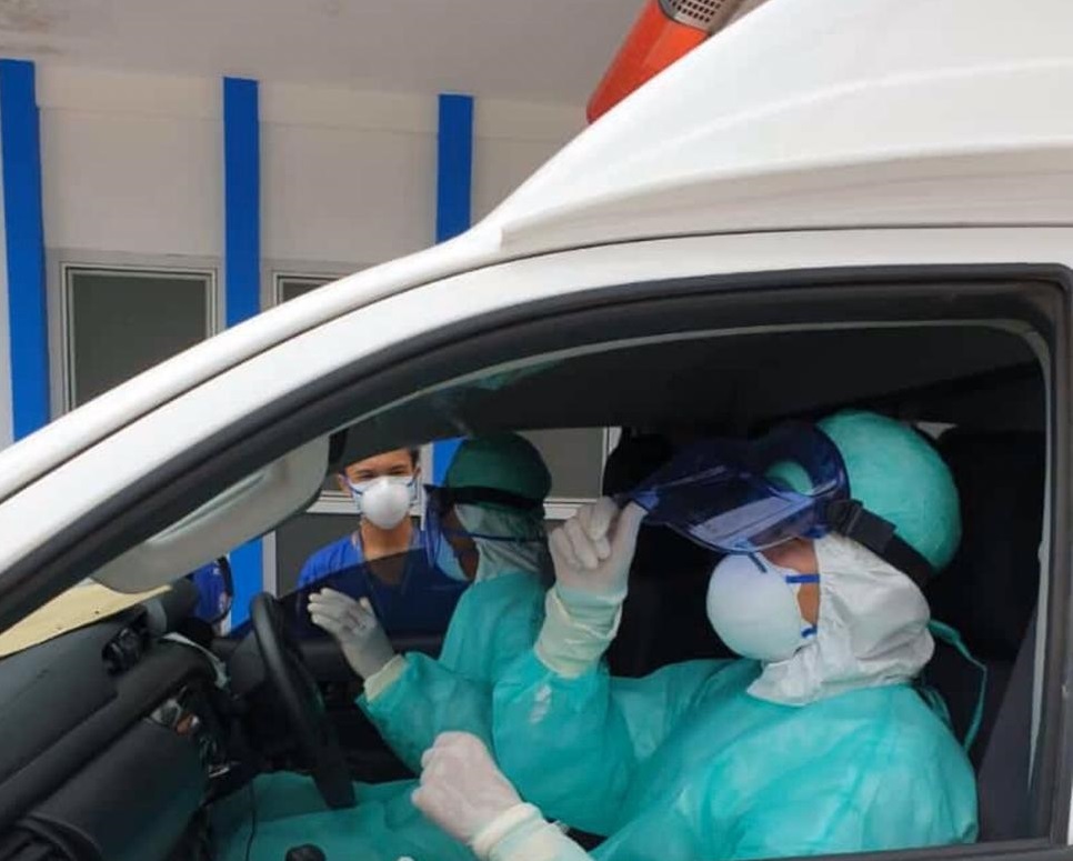 BAWA PASIEN: Ambulans dari Tanah Bumbu yang membawa pasies suspect corona. | FOTO: FACEBOOK