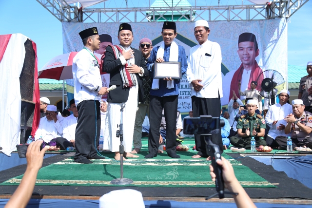 PENASIHAT: Ustaz Abdul Somad didampingi Bupati Tala Sukamta mendapat piagam penghargaan sebagai Penasihat Kehormatan di yayasan Pendidikan Islam Daarul Quran Istiqomah pimpinan Ustaz Adlin Putra.