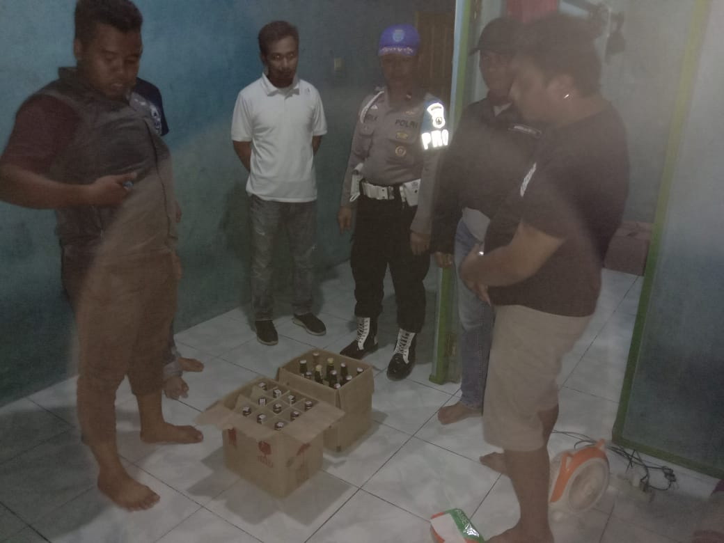 GEREBEK : Aparat Polsek Paringin mengamankan penjual miras beserta barang bukti. | FOTO HUMAS POLRES FOR RADAR BANJARMASIN.