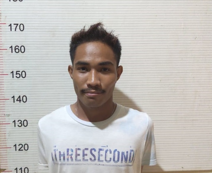 Niat Roni Arifin untuk melindungi diri berujung pada bui. Pemuda 19 tahun itu ditangkap Polsek Banjarmasin Barat gara-gara membawa senjata tajam.