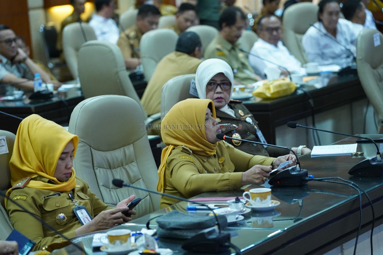 SEMUA SIAGA: Direktur RSUD Ulin Suciati dalam rapat internal lintas intansi SKPD Pemprov Kalsel di Ruang Rapat Aberani Sulaiman Perkantoran Pemprov di Banjarbaru, kemarin. | FOTO: M OSCAR FRABY/RADAR BANJARMASIN