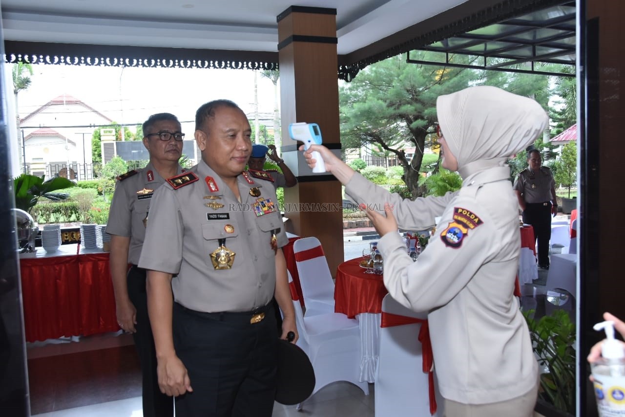 CEK SUHU BADAN: Sebelum masuk kantor, Kapolda Kalsel Irjen Yazid Fanani menjalani pengecekan suhu tubuh. Jika ada personel yang demam, maka segera diantarkan ke klinik. | FOTO: ENDANG SYARIFUDDIN/RADAR BANJARMASIN