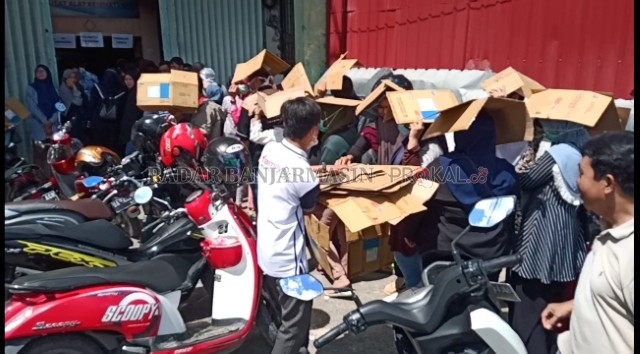 RELA NGANTRE: Warga antre berpanas-panasan di depan kantor CV Panasea di Jalan Veteran demi mendapatkan sekotak masker dan sebotol cairan antiseptik.