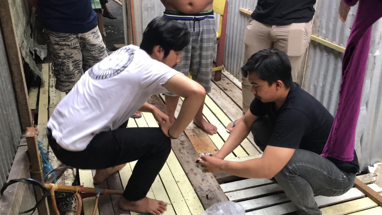 GELEDAH: Anggota Satresnarkoba Polres HSU saat mencari barang bukti sabu di rumah Irpan alias Adat (52).