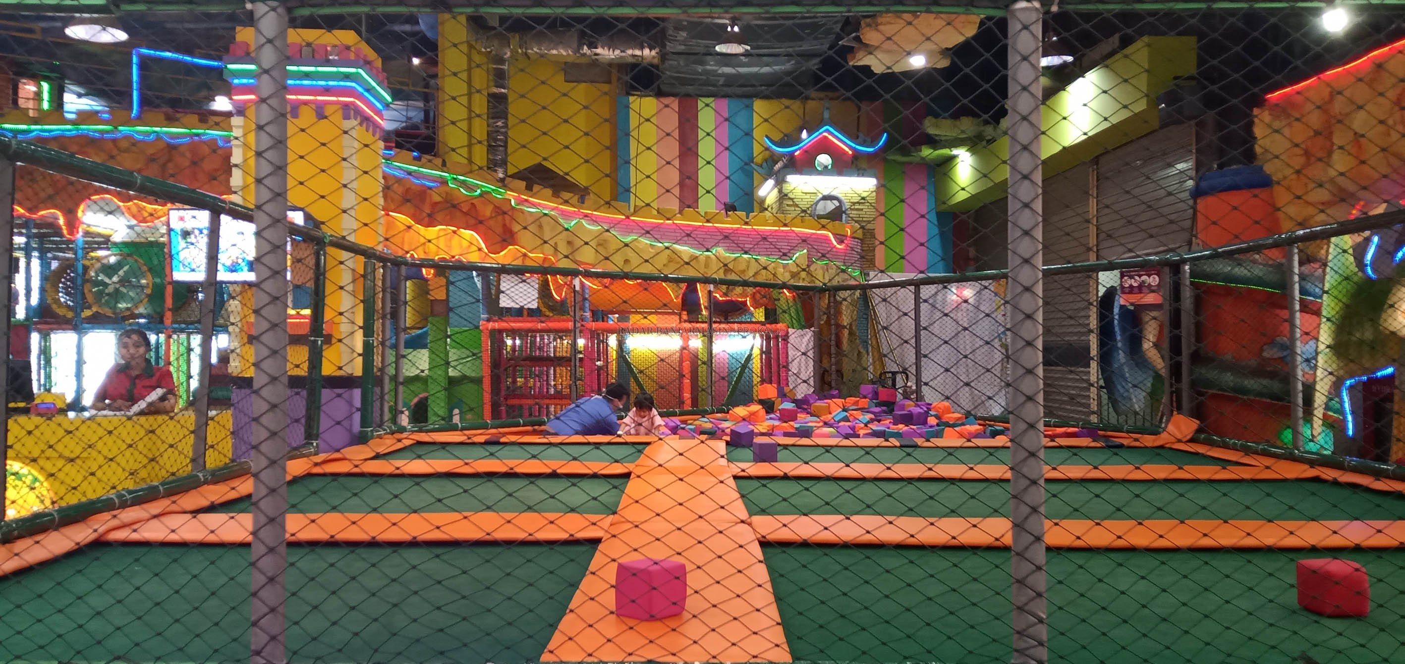 TETAP SEPI: Wahana bermain di Duta Mall Banjarmasin sepi pengunjung kemarin. | FOTO: ENDANG SYARIFUDIN/RADAR BANJARMASIN