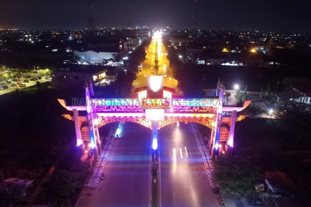 BATAS KOTA: Gerbang masuk Kota Banjarmasin di Jalan Ahmad Yani kilometer 6. DPRD Banjarmasin meminta pemko memperketat akses masuk kota. | FOTO: WAHYU RAMADHAN/RADAR BANJARMASIN