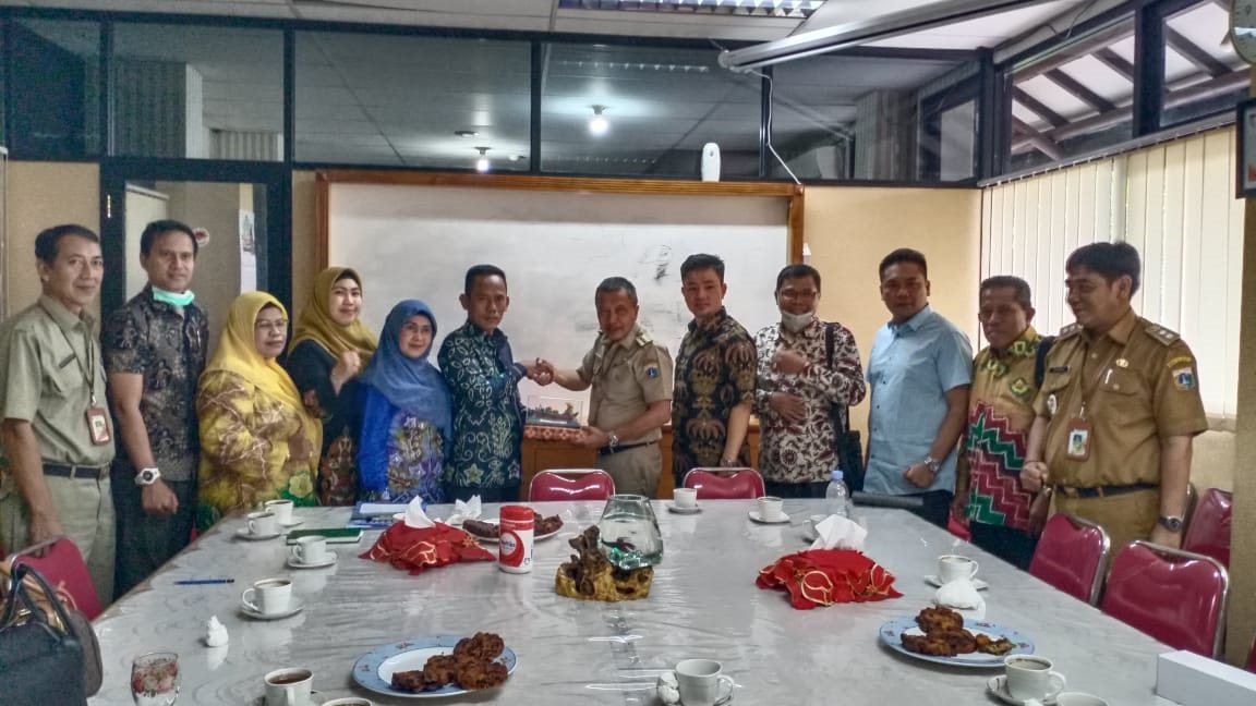 STUDI BANDING: Rombongan Komisi I DPRD Banjarmasin saat berkunjung ke kantor Kecamatan Grogol Petamburan, Jakarta Barat. | FOTO: KOMISI I DPRD BANJARMASIN FOR RADAR BANJARMASIN