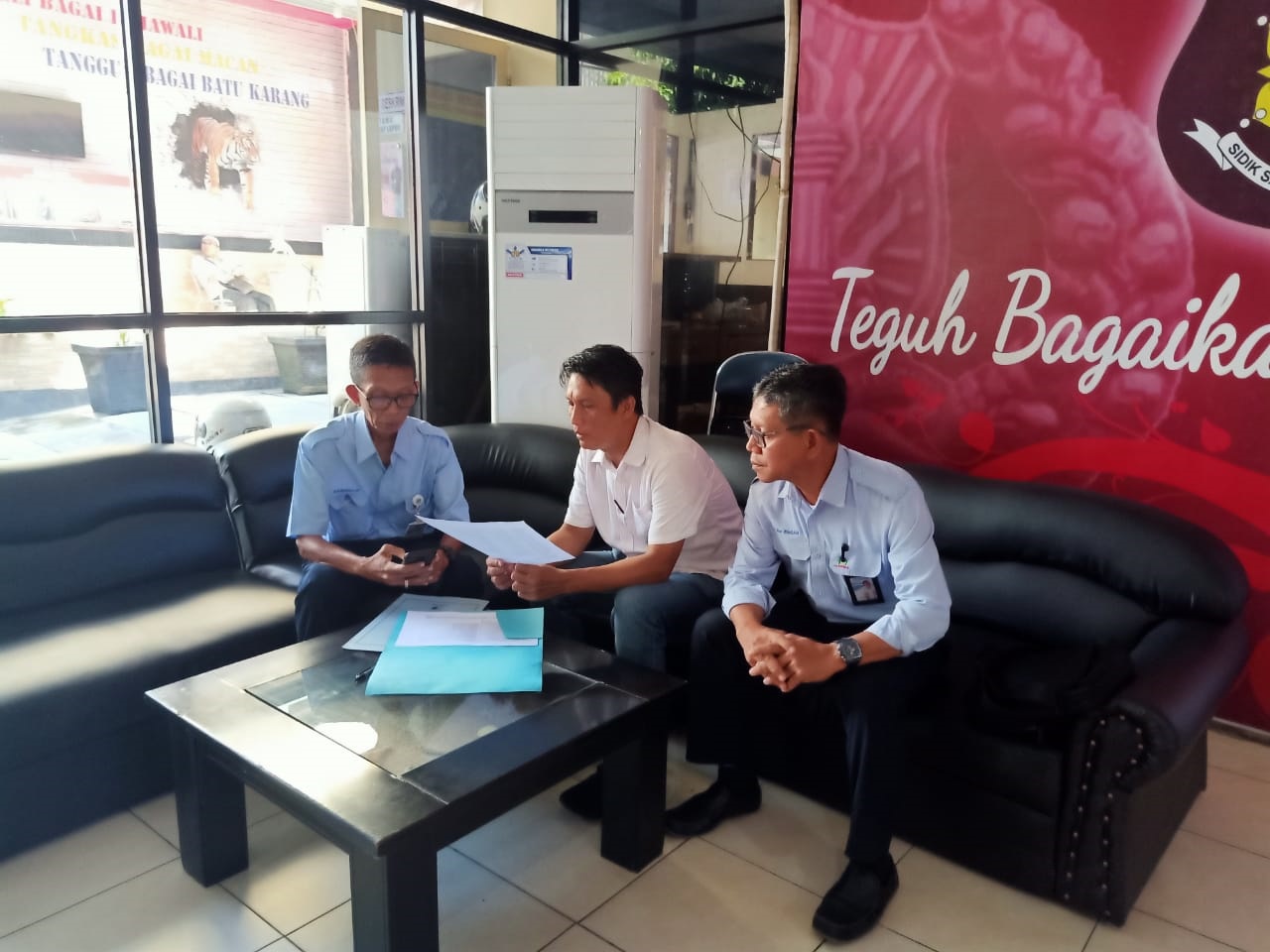 MELAPOR: Staf PDAM Bandarmasih mendatangi Polresta Banjarmasin, kemarin (18/3). Guna melaporkan aksi pencurian meteran air yang kian meresahkan. | FOTO: HUMAS PDAM BANDARMASIH FOR RADAR BANJARMASIN