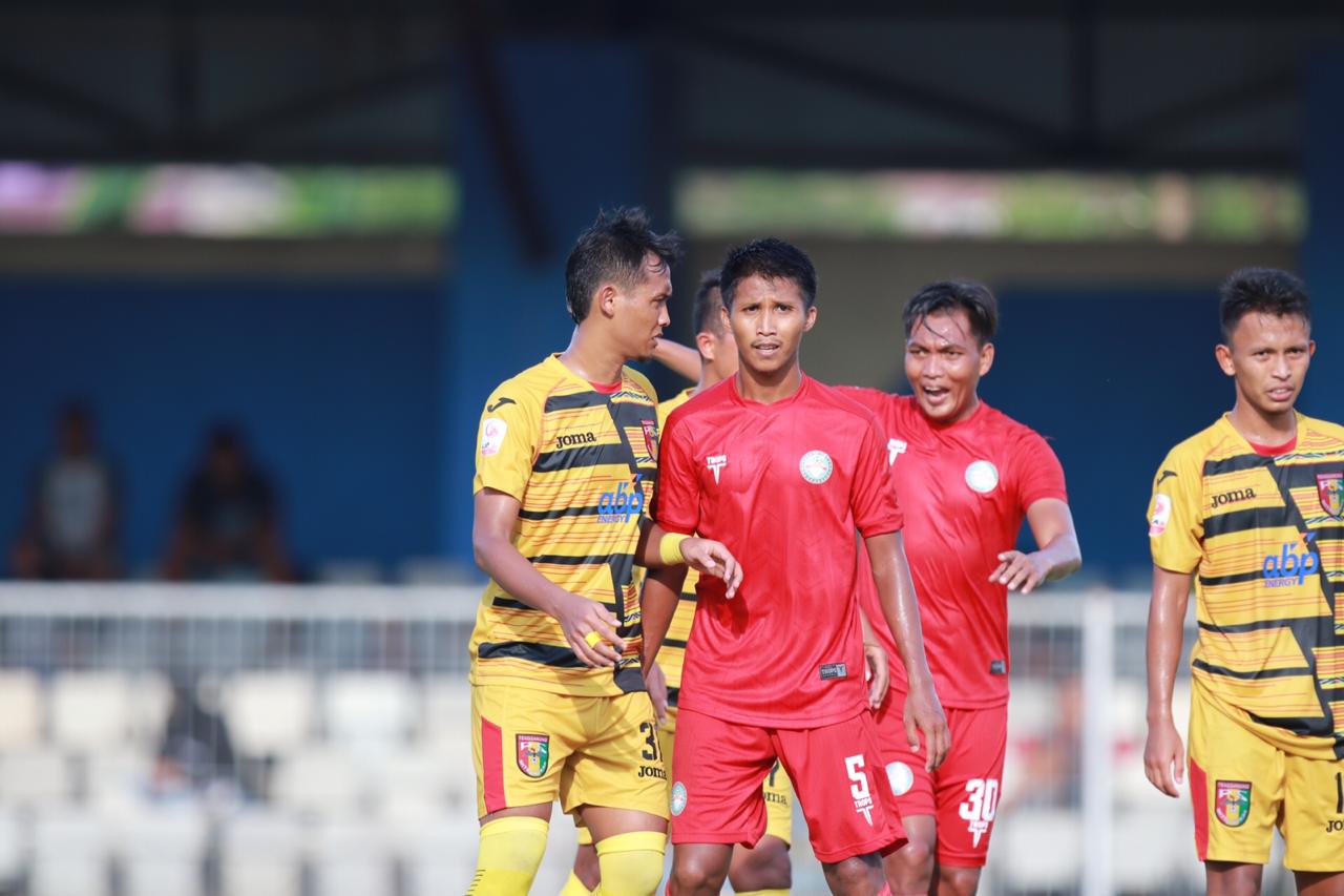 TERTEKAN: Martapura Fc gagal meraih poin di laga perdana Liga 2 akhir pekan (15/3) lalu. Ini disebabkan anak asuh Frans Sinatra Huwae terlalu tegang.