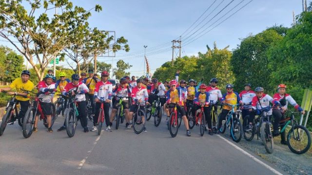 BERSEPEDA: Sekda Tanbu H Rooswandi Salem mengajak beberapa Aparatur Sipil Negara (ASN) di lingkup Pemkab Tanah Bumbu untuk berolah raga bersepeda. (Foto Diskominfo Tanbu For Radar Banjarmasin).