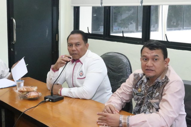 Kepala Dinas Pemuda dan Olahraga (Dispora) Kalsel, H Hermansyah (kanan).