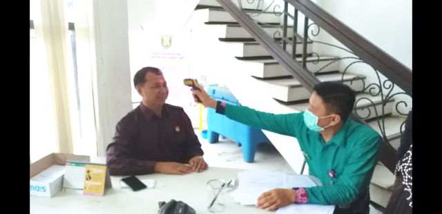 DIPERIKSA: Anggota DPRD Tabalong ketika mendapatkan pemeriksaan kesehatan di Posko Covid 19 Tabalong. | Foto: IBNU/RADAR BANJARMASIN