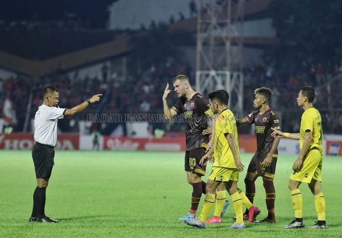 PROTES: Gelandang andalan PSM Makassar, Wiljan Pluim kesulitan untuk mengembangkan permainannya saat menghadapi Barito Putera di pekan ketiga Liga 1.