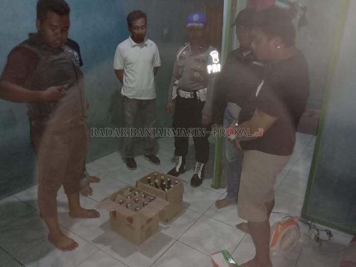 GEREBEK : Aparat Polsek Paringin mengamankan penjual miras beserta barang bukti.