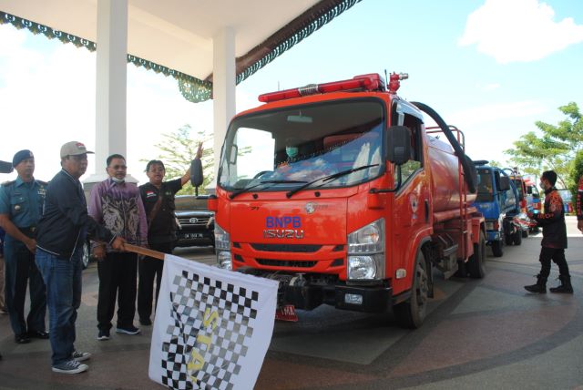 Gubernur Kalsel Sahbirin Noor didampingi Tim Gugus Tugas Pencegahan Pengendalian dan Penanganan Covid-19 Kalsel saat melepas 11 armada yang ingin melakukan disinfeksi di depan Kantor Sekda Kalsel, Banjarbaru, Minggu (22/3) kemarin. | FOTO: SUTRISNO/RADAR