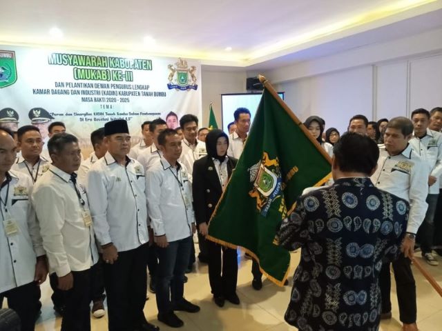 PELANTIKAN KADIN: Musyawarah Kabupaten (Muskab) III dan Pelantikan Pengurus dan Ketua Kamar Dagang Indonesia (KADIN) Tanah Bumbu dengan tema “Peran dan sinergisitas KADIN Tanah Bumbu dalam pembangunan di era Revolusi Industri 4.0” di Hotel Ebony Batulicin