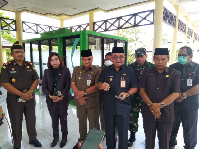 LIBURKAN SEKOLAH : Bupati Tabalong H Anang Syakhfiani ketika menetapkan libur sekolah.