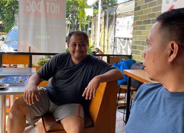 BEBERKAN PENDAPAT:Indro Cahyono berbincang santai dengan wartawan Radar Banjarmasin, Randu Alamsyah. | DOK/PRIBADI