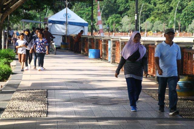 TERDAMPAK: Sekalipun car free day sudah ditiadakan pemko, masih ada warga yang jogging di Siring Pierre Tendean. Sekalipun lebih sepi. Dampak ekonomi dari pandemi pun mulai terasa bagi masyarakat Banjarmasin.