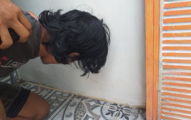 DIAMANKAN: Anton saat ditangkap petugas Satresnarkoba Polres HSU. | Foto: Istimewa untuk Radar Banjarmasin